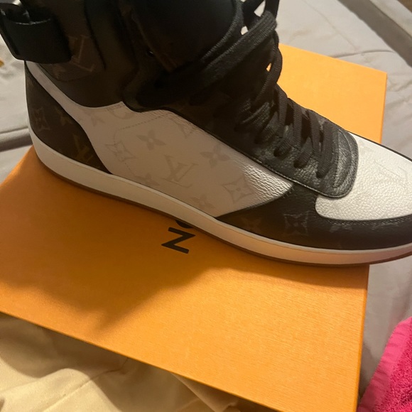 Brand New Authentic Louis Vuitton sneakers - Picture 2 of 5